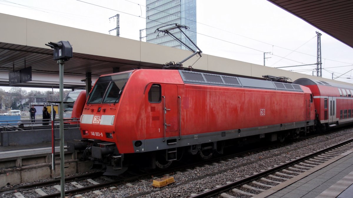 Auf der Linie RE 60 fahren bis zur Ablösung durch die 446er auch noch lokbespannte Dosto Züge. Meistens mit 146ern, ab und zu schaut auch mal eine der wenigen, noch übriegen 111er aus Frankfurt vorbei. Die Garnitur auf dem Bild mit 146 003 macht sich bereit für die Fahrt 4658 nach Frankfurt.
Mannheim Hbf, 11.01.18