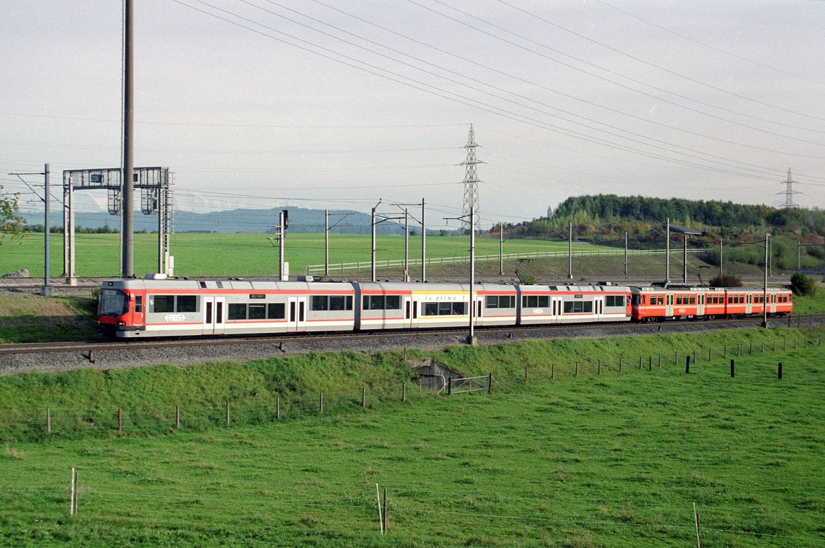 Auf der Linie SE (Bern-Solothurn) kamen in den spitzenzeitlichen Einsatzzügen teilweise Mischtraktionen zum Einsatz, wie hier am 27. September 2001 der ABe 4/12 72 sowie der Be 4/8 57 zwischen Worblaufen und Oberzollikofen. 