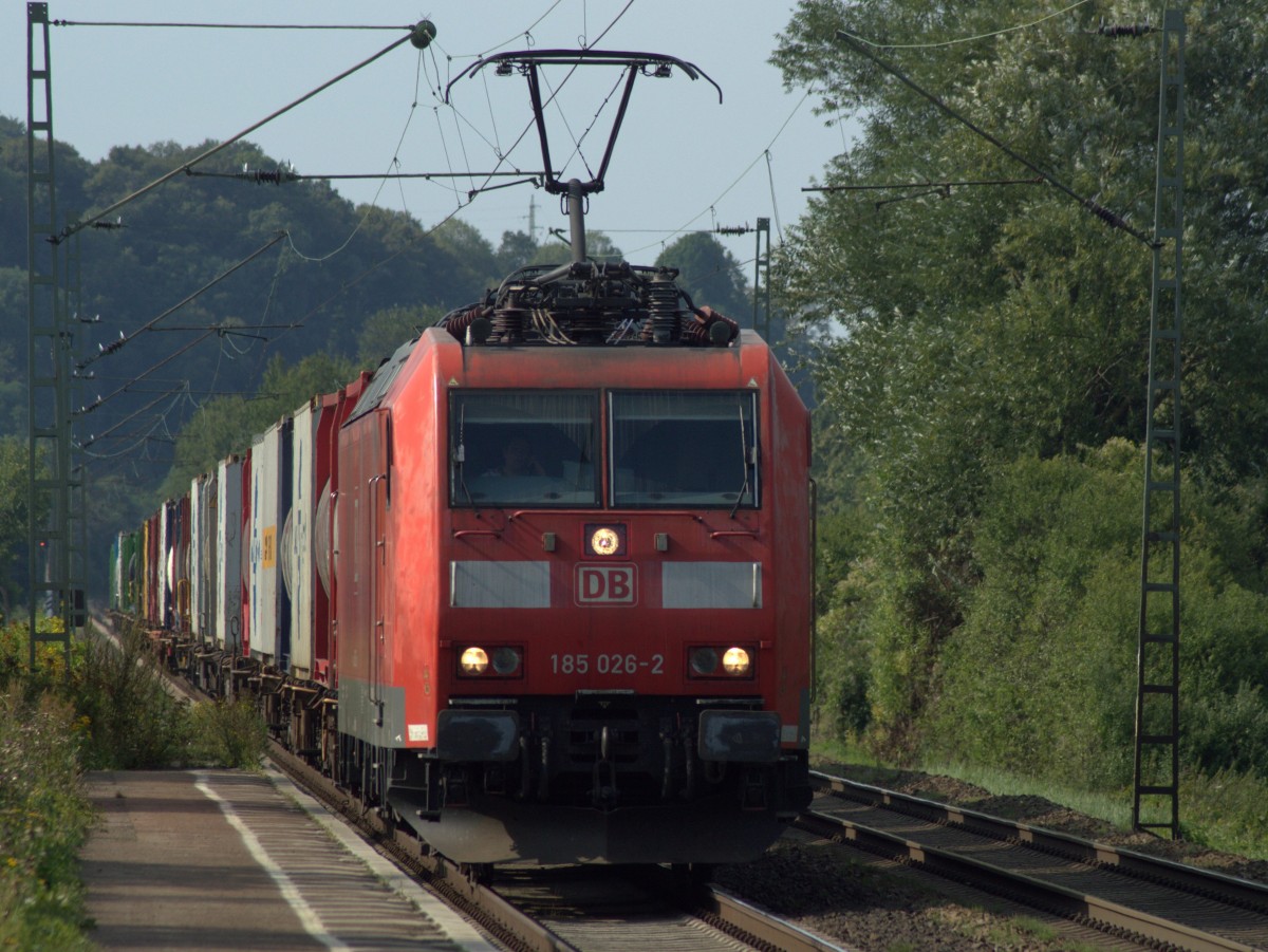 Auf der linken Rheinstrecke bei Namedy kommt die 185 026-4 mit einem Kastelzug daher.
22.8.2015 