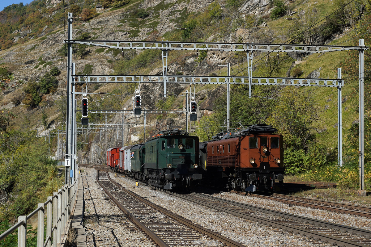 Auf der Lötschberg-Südrampe führte SBB Historic am 18.10.2014 eine Parallelfahrt zweier historischer Züge durch. Links zu sehen ist die Ae 4/7 10976 mit einem GmP, rechts die Be 4/6 12320 mit einem Personenzug. Das Bild wurde in Lalden aufgenommen.