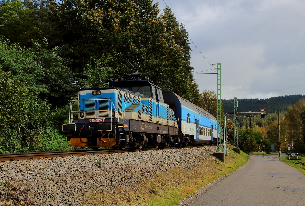 Auf der Lokalbahnstrecke von Rybnik nach Lipno nad Vltavou trifft man noch Lokbespannte Züge mit der Baureihe 210 an. Der Strom gespeist vom Wasserkraftwerk des gleichnamigen Stausees Lipno. Diese Lokalbahn findet gerade bei Touristen eine hohe Beliebtheit und bringt diese in die Touristenregion des Lipno Stausees am Fuße des Bayerischen Walds. Aufgenommen wurde die 210 057 mit ihrem OS nach Lipno nad Vltavou am 03.10.2022 nache Loucovice.