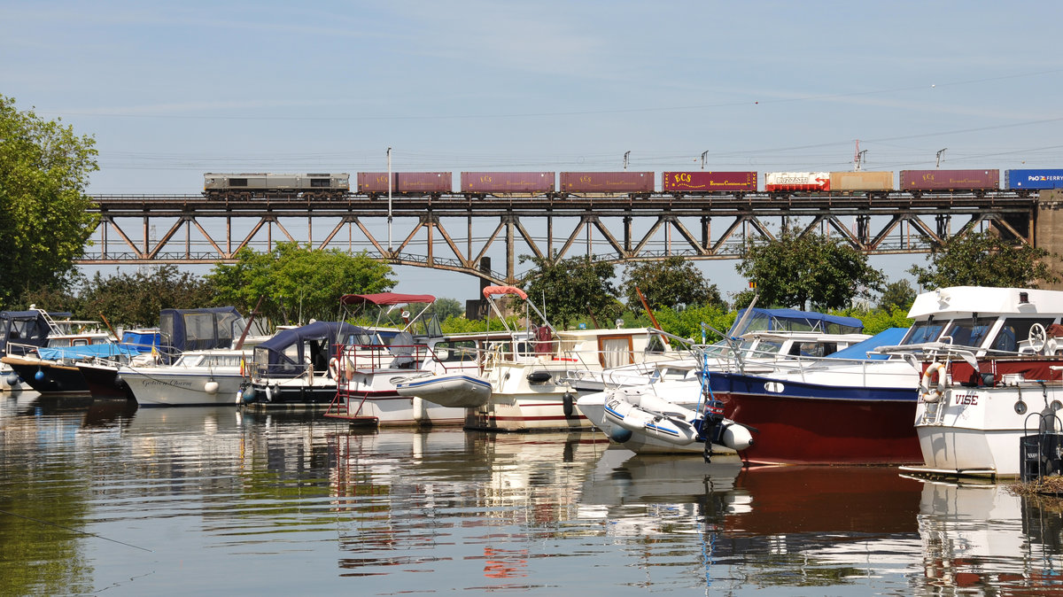 Auf der Maasbrücke in Visé konnte ich am 09/06/2016 DE6306 von Crossrail mit einem Containerzug ablichten.