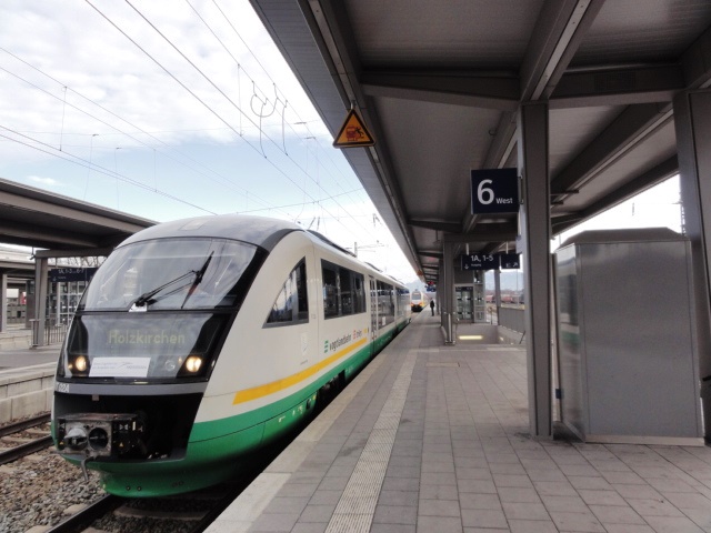 Auf der Mangfallbahn Rosenheim-Holzkirchen verkhren nun Desiros der Vogtlandbahn als Ersatz für die zu spät gelieferten FLIRTs, frontal als Meridian gekennzeichnet.
Rosenheim am 15.12.2013