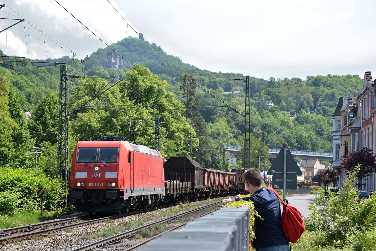 Auf der Mauer auf der Lauer. WÄhrend Tim Belz und ich uns in Königswinter etwas zum Mittag essen wollten ,schlossen sich am Bahnübergang die Schranken. Tim und ich stellten und in Position und 185 317-5 fuhr uns mit einem Mischer vor die Linse.

Königswinter 28.05.2016