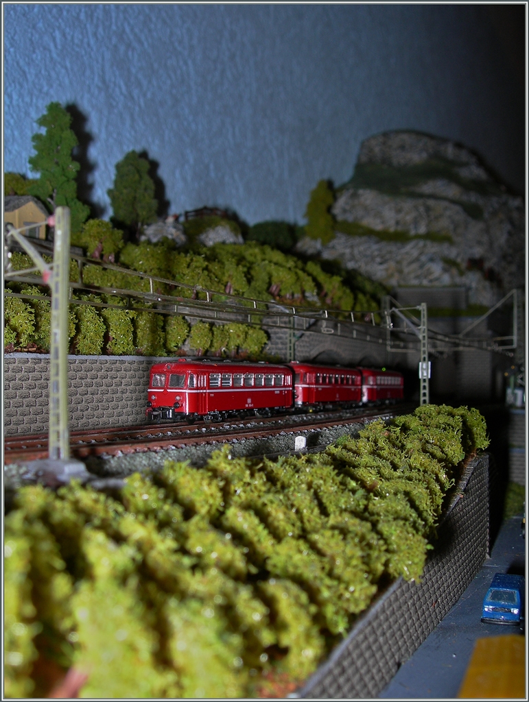 Auf meiner z Spur mini-club Anlage erreich bei Kilometer 54.2 ein Schienenbus den 1963 Meter langen Rotfingerberg-Tunnel.
7. Feb 2015