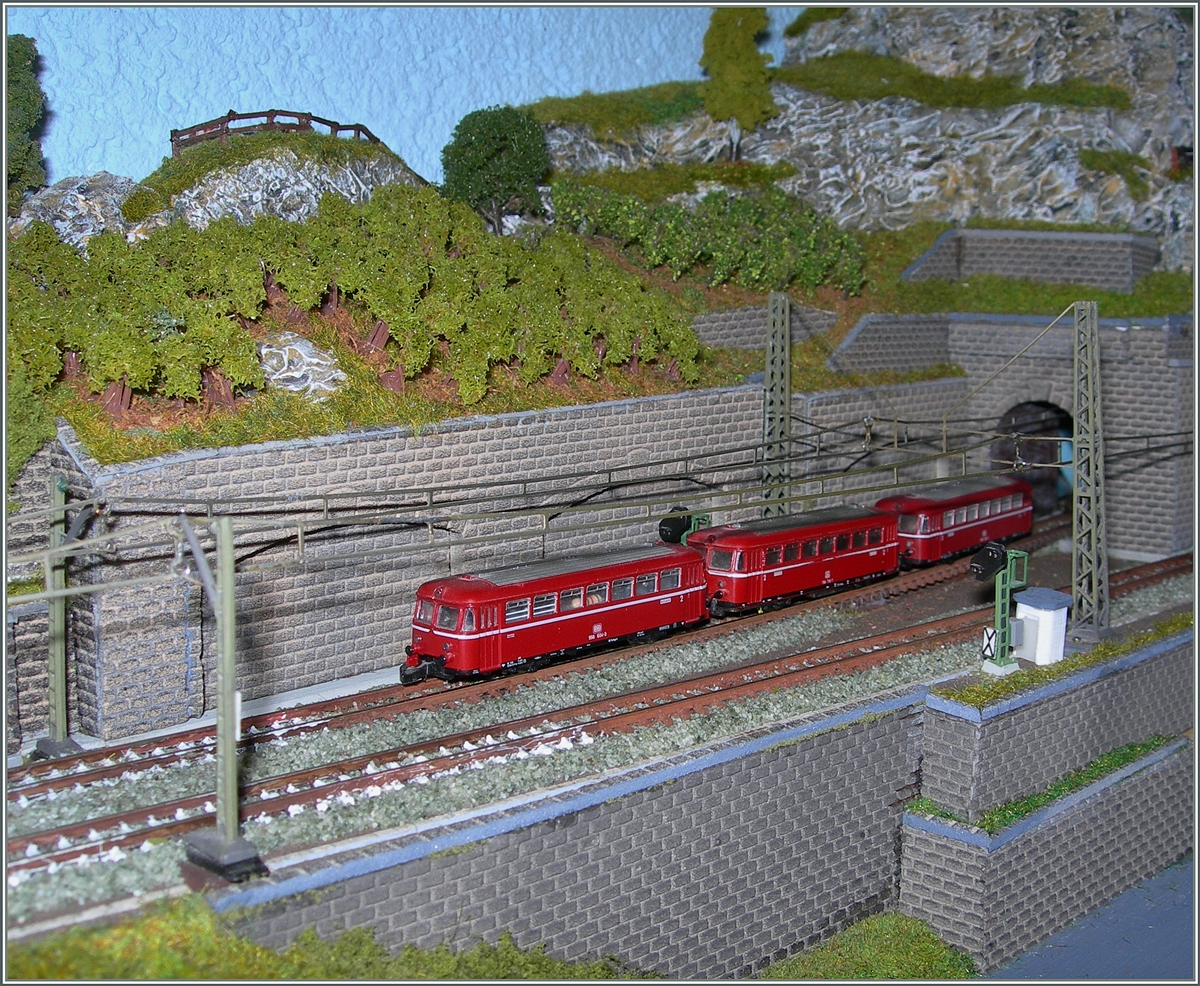 Auf meiner z Spur mini-club Anlage erreich bei Kilometer 54.2 ein Schienenbus den 1963 Meter langen Rotfingerberg-Tunnel.
7. Feb 2015