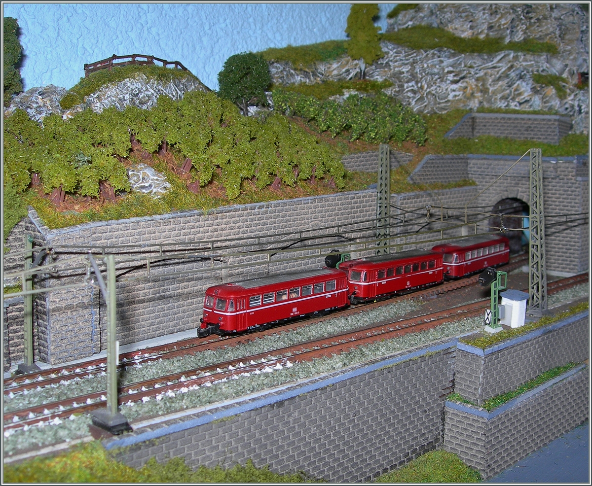 Auf meiner z Spur mini-club Anlage erreich bei Kilometer 54.2 ein Schienenbus den 1963 Meter langen Rotfingerberg-Tunnel.
7. Feb 2015