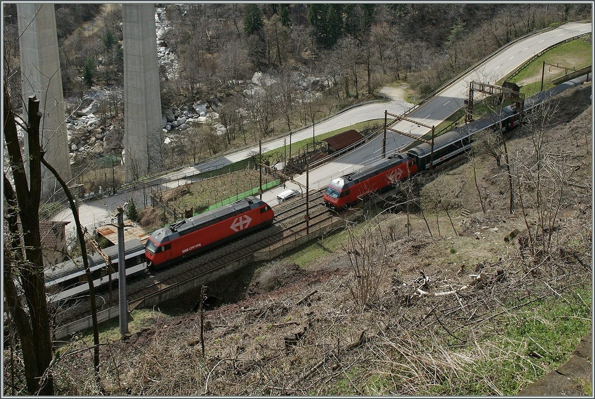 Auf der mittleren Ebene der Biaschina begegnen sich die von zwei Re 460 gefhrten Gotthard IR.
3. April 2013 
