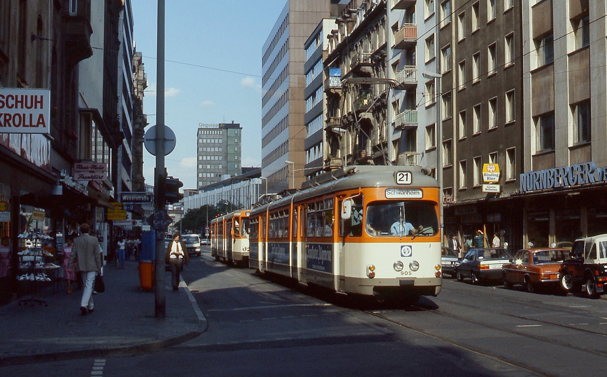 Auf der Münchener Straße fährt im Sommer 1986 der O 905 als Linie 21 nach Schwanheim 