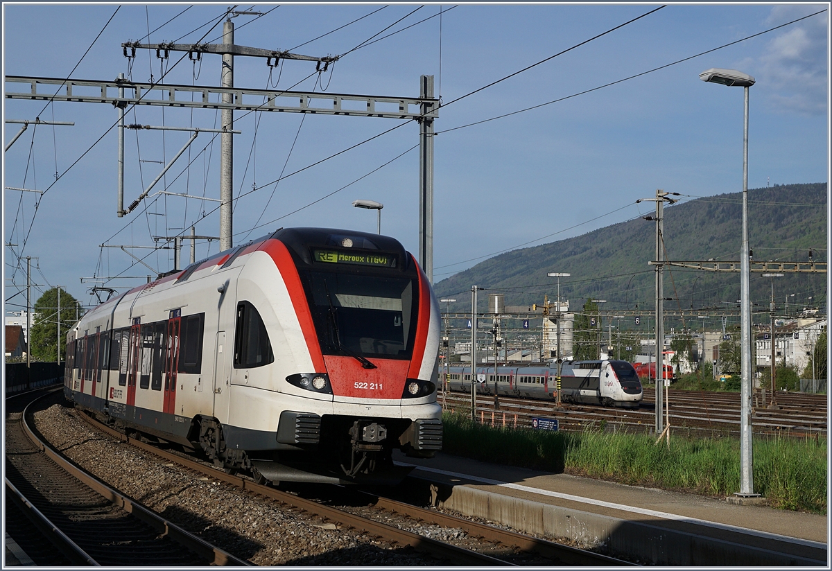 Auf nach Frankreich! Im Vordergrund der SBB RABe 522 211 als RE 18168 nach Meroux TGV bei der Durchfahrt in Biel Mett und im Hintergrund, im Rangierbahnof Biel, wartet der TGV 4411, der in Bern um 11:10 als TGV 9216 nach Paris Gare de Lyon (an 16:48) fahren wird und in Belfort Montbélier TGV den Weg des Flits kreuzen wird. 


24. April 2019