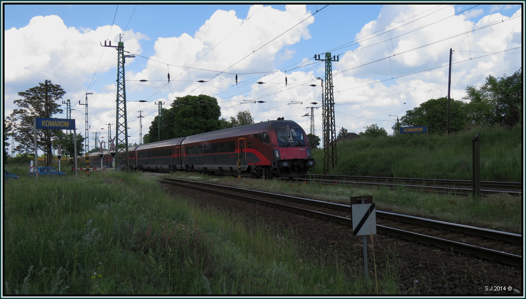Auf nach Györ und dann weiter nach Wien geht es für diesen Railjet der ÖBB.Bildlich festgehalten am Stadtausgang von Komárom (Ungarn), am 20.Mai 2014.
