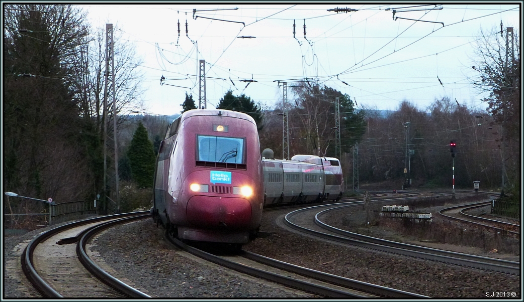 Auf nach Paris.Der Thalys auf der KBS 480 im Gleisbogen bei Eschweiler.Nächster Halt ist Aachen Hbf.Aufnahme vom 23.Dezember 2013. Allen ein ruhiges und besinnliches Weihnachtsfest wünscht.