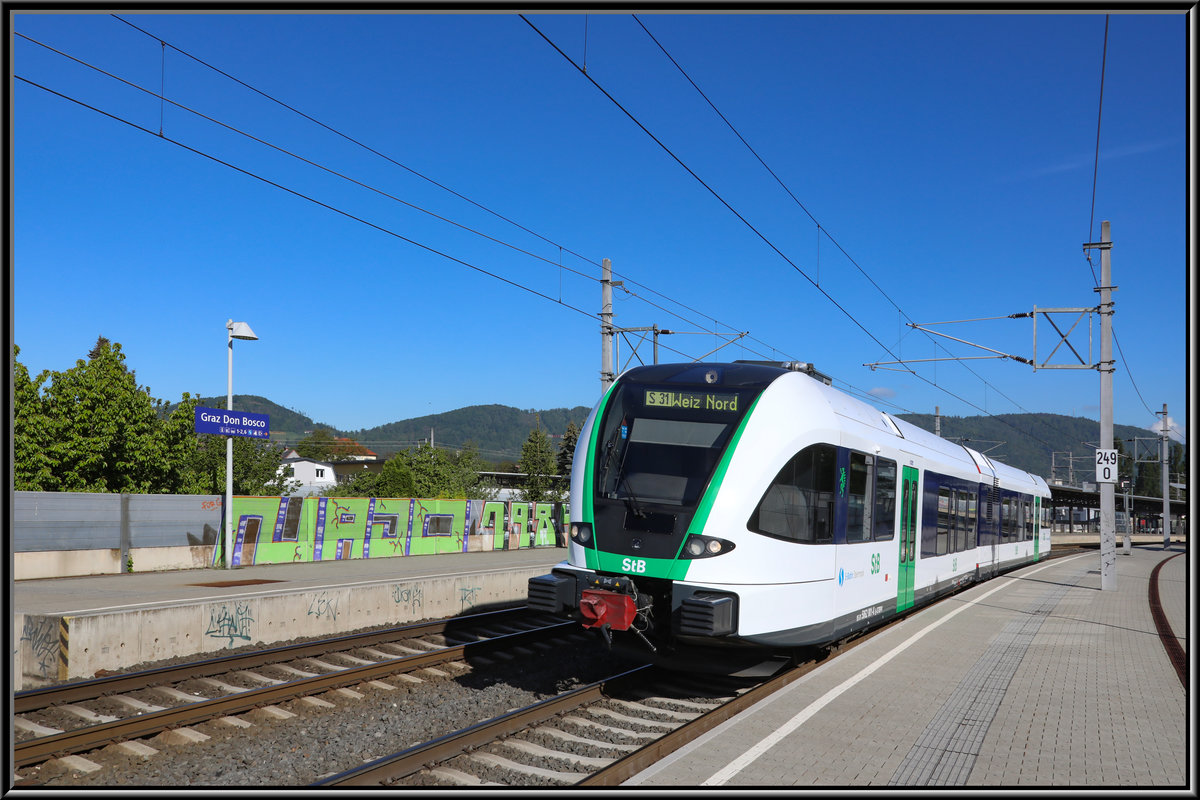 Auf nach Weiz. 
Ein GTW 2/6 der STB im  neuen Design  das mich nicht besonders anspricht verlässt den Bahnhof Graz Don Bosco an diesem strahlenden 10.05.2019