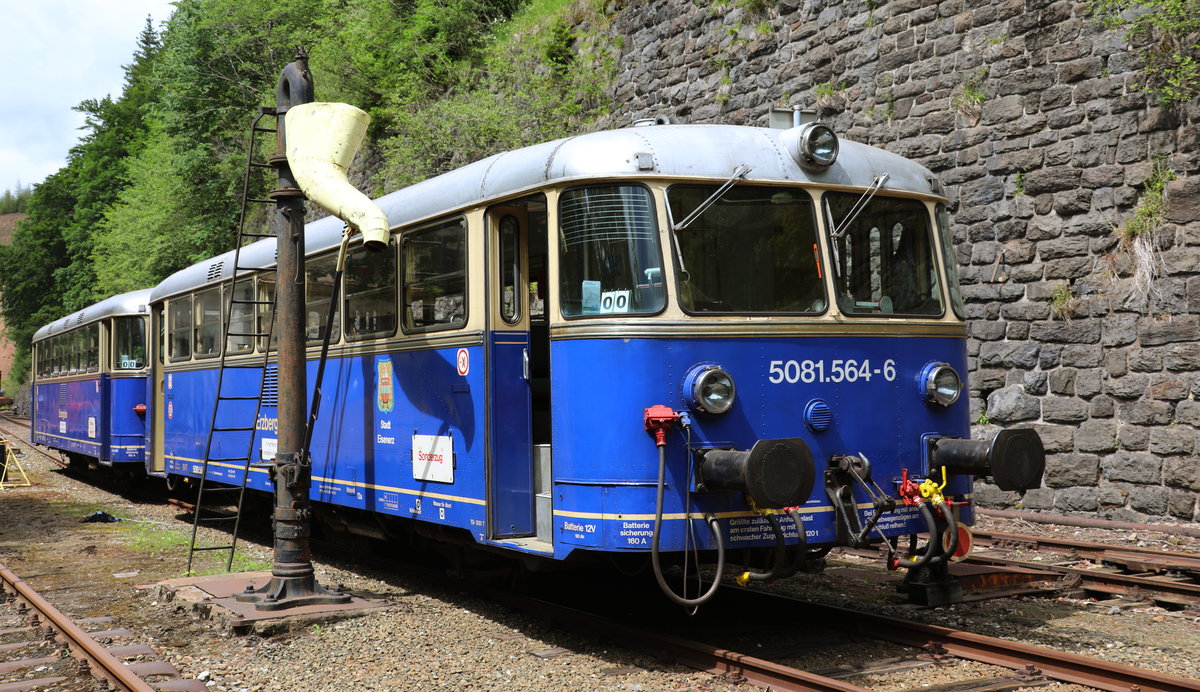 Auf die nächste Abfahrt wartet dieses 5081iger Tandem im Bahnhof Erzberg 
18.06.2017