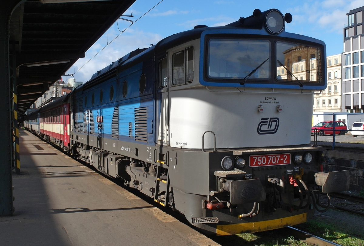 Auf die nächste Fahrt wartend steht 750 707-2 am 14.11.2015 im Prager Bahnhof Masarykovo.