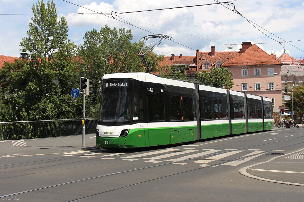 Auf den Namen  Theodora , nach der ersten Stra�enbahnfahrerin in Graz, getauft ist der Flexity Nr. 541 getauft.
Hier �berquert dieser am 7.7.2026 auf der neuen Neutorlinie die Tegetthoffbr�cke auf seinem Weg vom LKH St. Leonhard nach Wetzelsdorf.