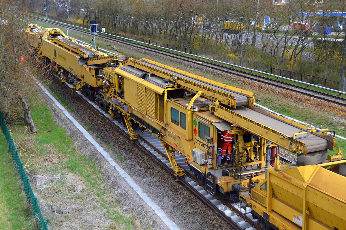 Auf der Nebenbahnstrecke der ehemaligen Wriezener Bahn (aktuell die Bahnstrecke zwischen Berlin-Lichtenberg und Werneuchen der Regionalbahnlinie RB25 der Niederbarnimer Eisenbahngesellschaft) fanden heute in Höhe Berlin Marzahn (zwischen Springpfuhl und Ahrensfelde) Gleisbauarbeiten statt, wobei ein Gleisumbauzug der DB Bahnbau Gruppe vom Typ Plasser & Theurer SUM 315 Name:  Büffel  (99 80 9211 025-0 D-DB) zum Einsatz kam, 06.04.21