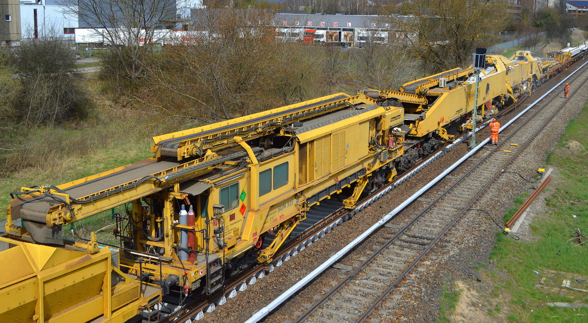 Auf der Nebenbahnstrecke der ehemaligen Wriezener Bahn (aktuell die Bahnstrecke zwischen Berlin-Lichtenberg und Werneuchen der Regionalbahnlinie RB25 der Niederbarnimer Eisenbahngesellschaft) fanden heute in Höhe Berlin Marzahn (zwischen Springpfuhl und Ahrensfelde) Gleisbauarbeiten statt, wobei ein Gleisumbauzug der DB Bahnbau Gruppe vom Typ Plasser & Theurer SUM 315 Name:  Büffel  (99 80 9211 025-0 D-DB) zum Einsatz kam, 06.04.21