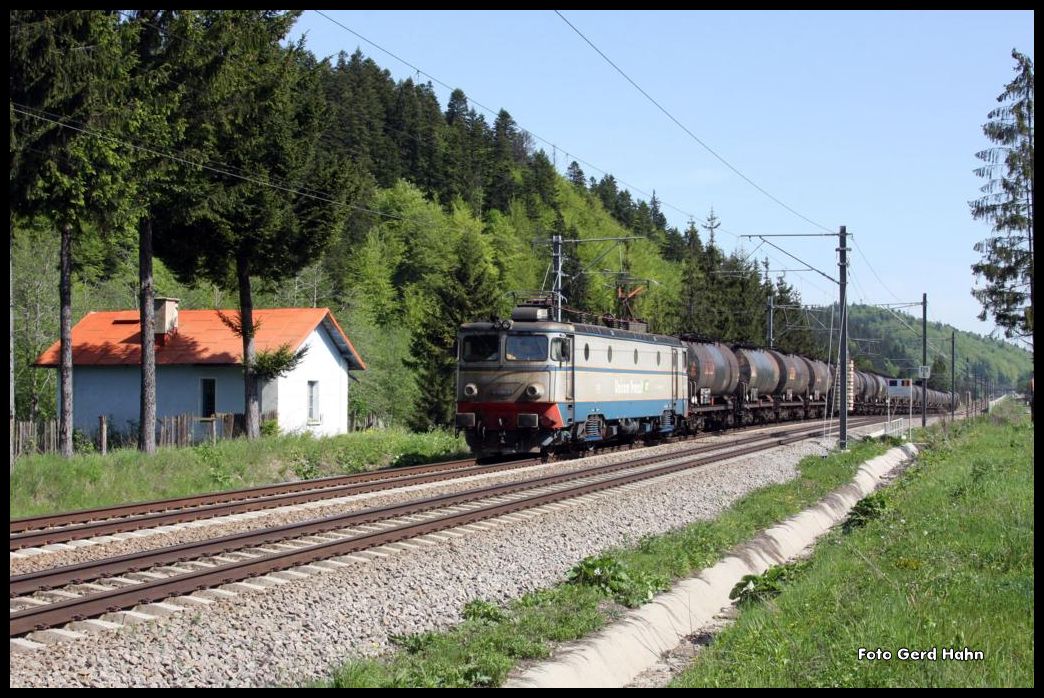 Auf der Neubaustrecke bei Predeal kam am 22.5.2015 dieser Tankzug in Richtung Bukarest vorbei.