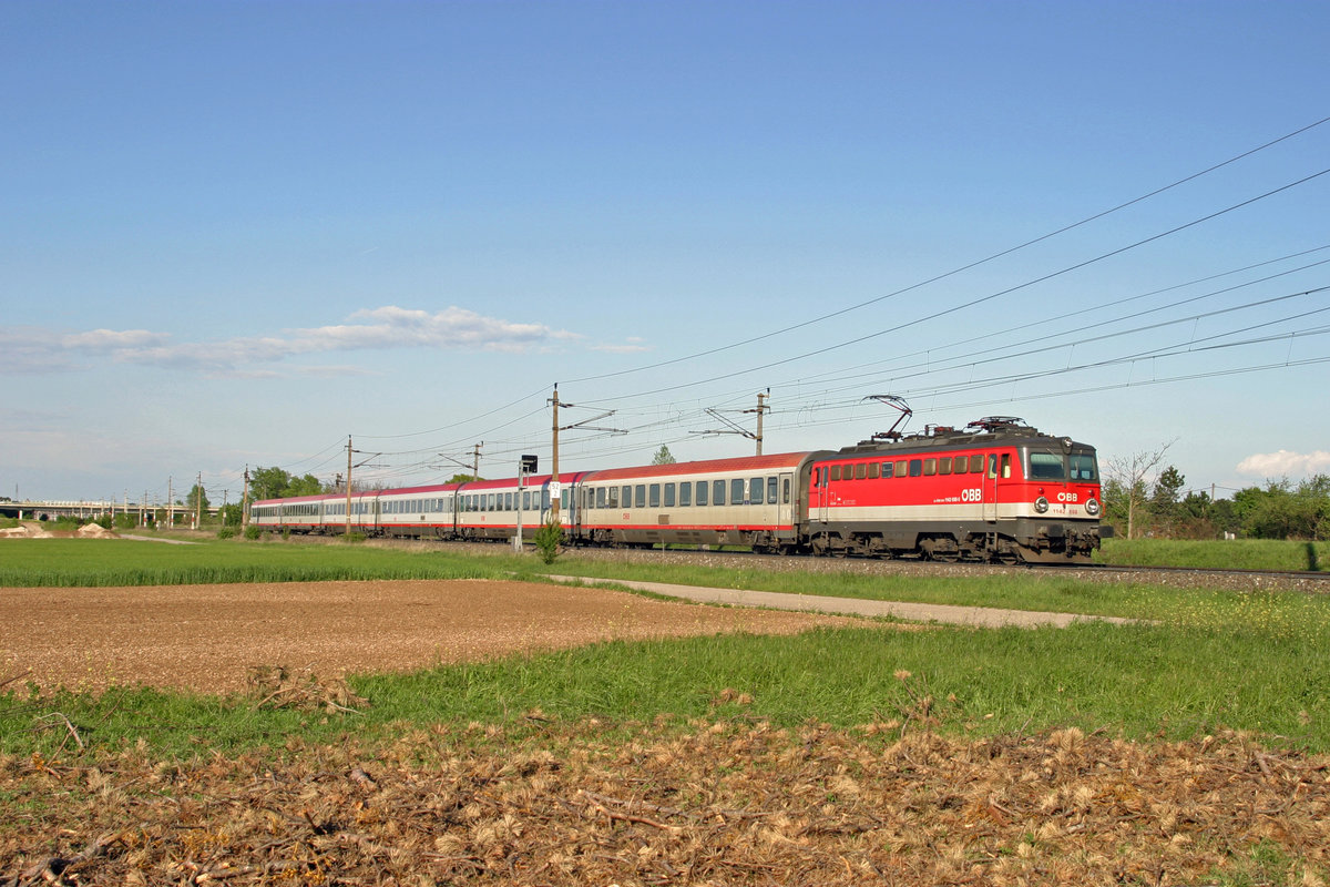 Auf der Neunkirchner-Allee bei Wr.Neustadt fährt 1142.698 mit D-459 am 6.5.16