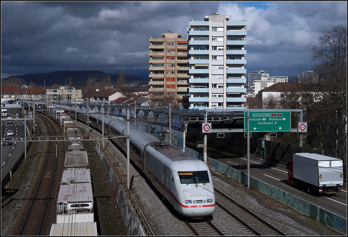 Auf nur einem Gleis unterwegs -

Völlig korrekt fährt dieser ICE 1 hier auf seinem Gleis in Richtung Basel SBB. Vor einigen Wochen war an dieser Stelle ein solche Zug auf beiden Gleisen unterwegs. Der Triebkopf vorne und das Drehgestell des ersten Wagens auf dem linken Gleis, der Rest des Zuges auf dem Gegengleis. Unter dem ICE hatte sich eine Weiche umgestellt.

07.03.2019 (M)