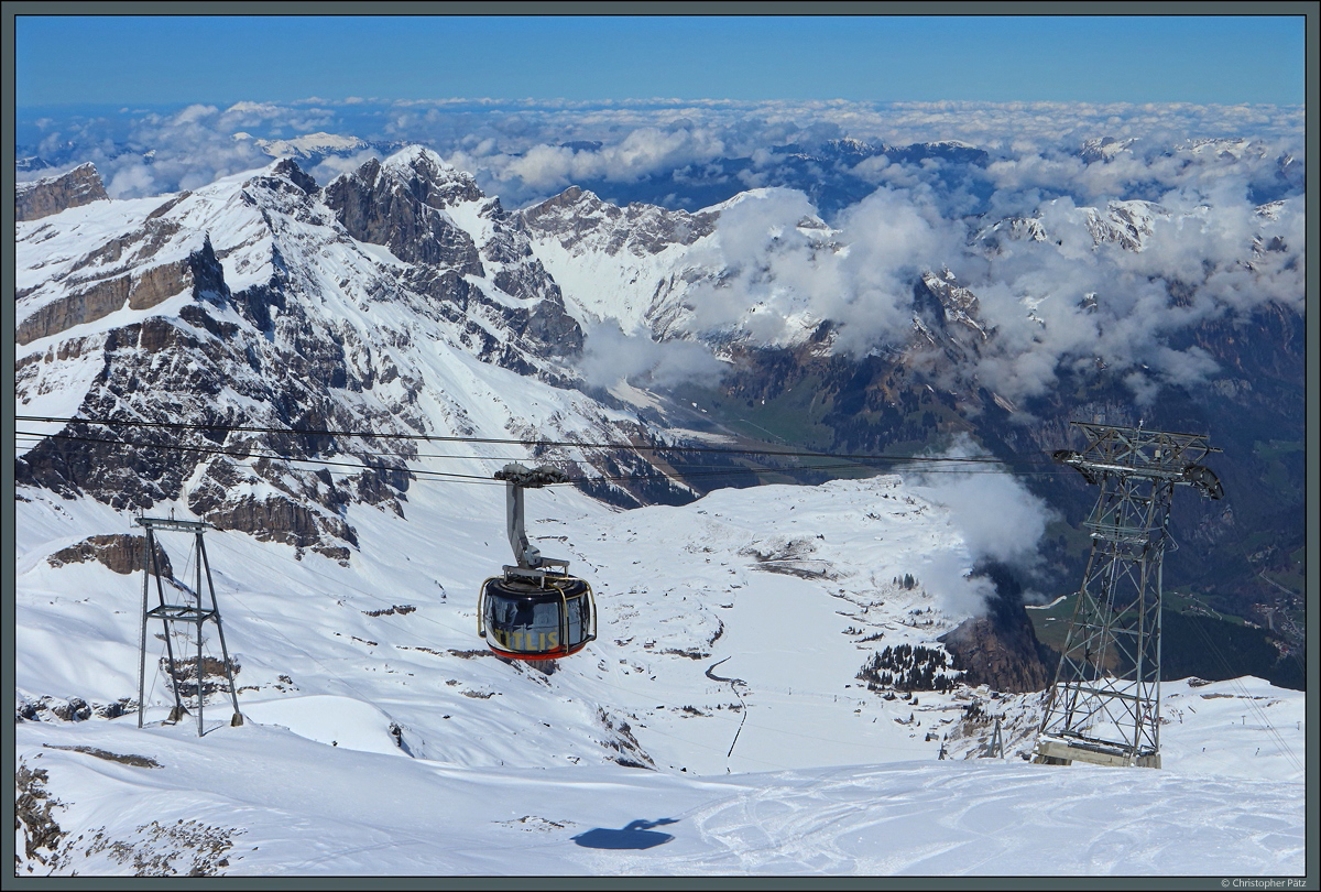 Auf der obersten Sektion der Titlis-Seilbahn kommen sich drehende Kabinen unter der Bezeichnung  Titlis Rotair  zum Einsatz. Hier erreicht eine Gondel am 27.04.2022 den 3238 m hohen, schneebedeckten Gipfel.