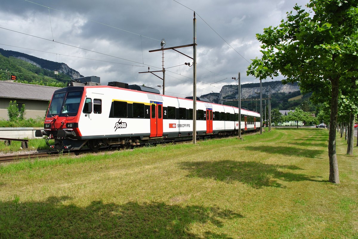 Auf der OeBB verkehrt seit ende 2015 ein SBB Domino welcher die beiden alten Pendel ersetzt hat. Mittlerweile wurde der Steuerwagen mit dem OeBB Logo versehen: At 50 85 19-43 802-4 (wurde fr den Einsatz auf der OeBB zu 2/3 deklassiert, verkehrt jedoch immer noch als reiner 1. Kl. Steuerwagen), B INOVA 50 85 20-43 009-3 und RBDe 560 202-4 beim Einfahrt in Oensingen, 29.06.2016.

