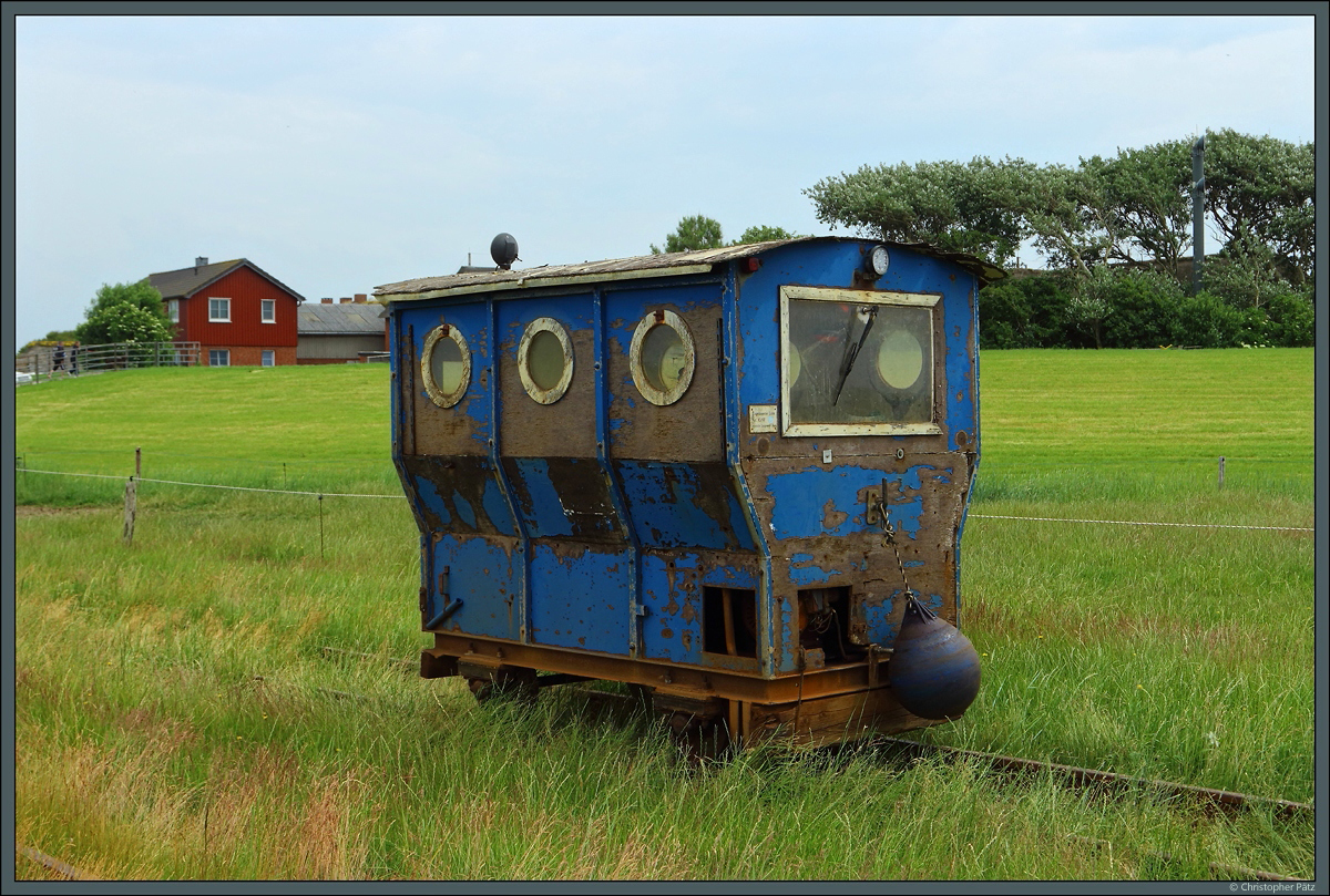 Auf Oland steht am 29.06.2021 die blaue Lore 30 auf dem Ausweichgleis. Die Halligbewohner nutzen die selbstgebauten Unikate für die Fahrt zum Festland.