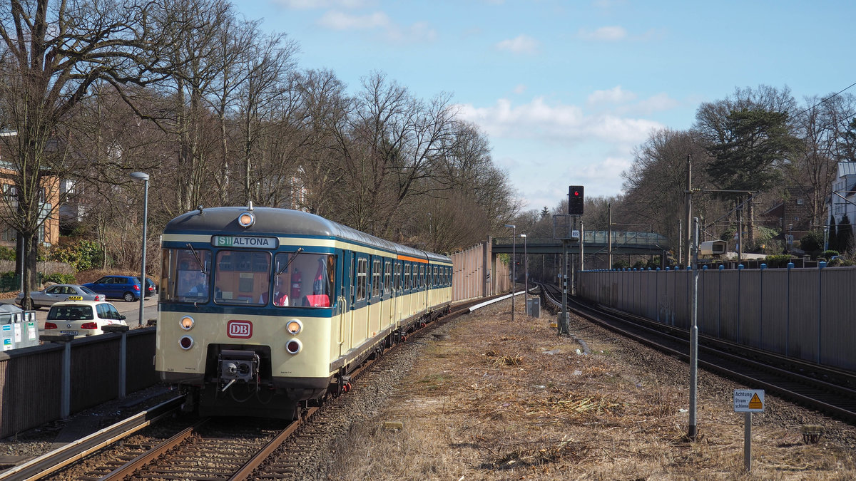 Auf Ostermontags-Sonderfahrt passiert der Traditionszug der historischen S-Bahn Hamburg e.V. (470 128) den S-Bahnhof Reinbek, 02.04.2018.