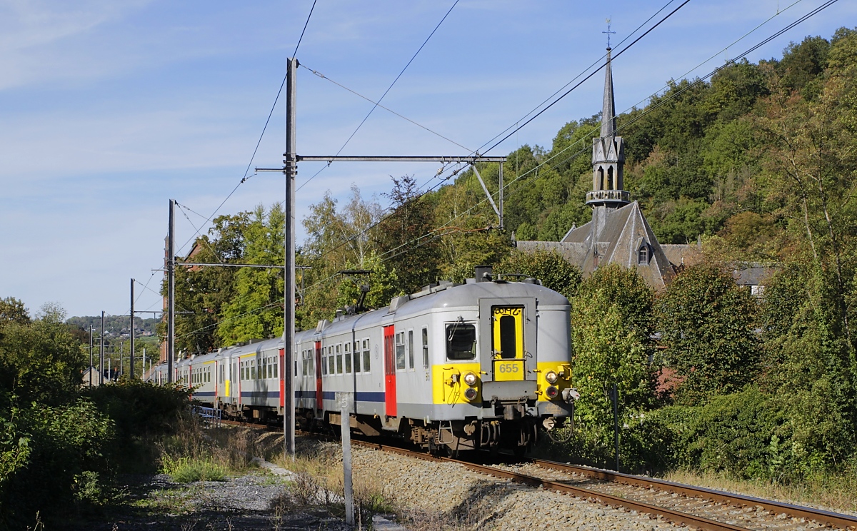 Auf der in Pepinster von der Hauptbahn Aachen Liege/Lüttich abzweigenden Nebenbahn nach Spa-Géronstère ist das AM 66-Doppel 655/648 am 17.10.2023 bei Franchimont unterwegs. Die ursprünglich zweigleisige Strecke wurde bereits 1854/55 eröffnet und 1867 nach Luxemburg verlängert. 1959 wurde der Gesamtbetrieb südlich von Géronstère eingestellt.