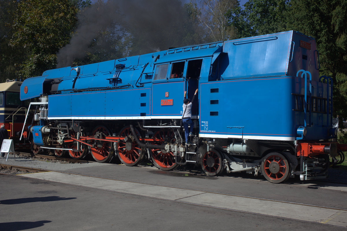 auf den Rand gestellt ist hier 477 043, geht man um die Lok herum, sieht man, das das rechte Blasrohr repariert werden muss. 21.09.2019 13.26 Uhr.