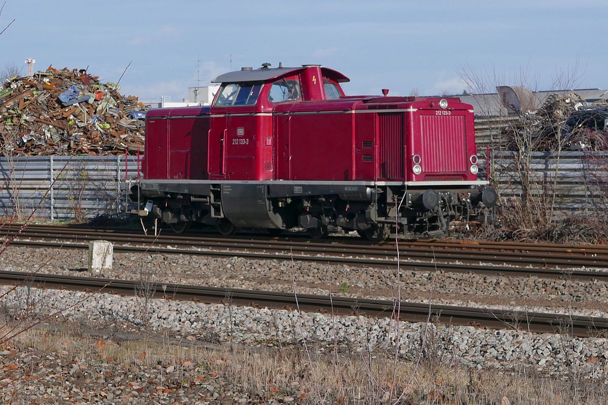 Auf Rangierfahrt befindet sich 212 133-3, die im Bahnhof von Biberach (Ri) entleerte, auf unterschiedlichen Gleisen stehende Schttgutwagen der Gattung Tdns zu einem Zug zusammenstellt (20.12.2018.
