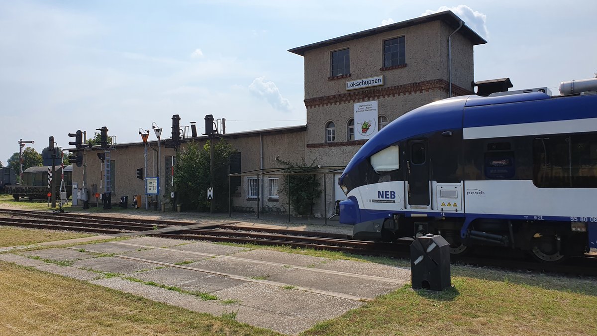 Auf der RB54 des VBB war am 09. August 632 029 der NEB eingesetzt, um die Fahrgäste von Berlin oder Löwenberg nach Rheinsberg (Mark) zu befördern.

Hier steht eben dieser als RB 61191 nach beendeter Fahrt am Ziel Rheinsberg.
Im Hintergrund sind Exponate des lokalen Bahn-Museums zu sehen.

Rheinbserg, der 09.08.2020