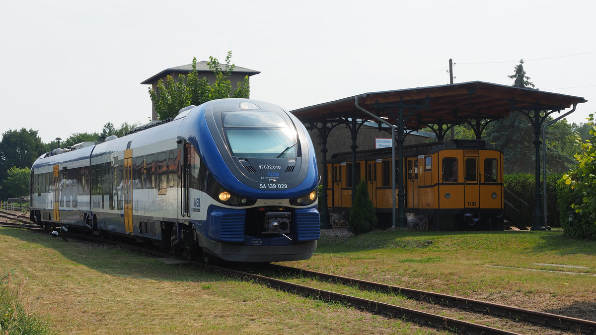 Auf der RB54 des VBB war am 09. August 632 029 der NEB eingesetzt, um die Fahrgäste von Berlin oder Löwenberg nach Rheinsberg (Mark) zu befördern. Hier steht eben dieser als RB 61191 nach beendeter Fahrt am Ziel Rheinsberg. 

Im Hintergrund das lokale Bahn-Museum, hier mit dem Berliner U-Bahn-Wagen (Baureihe B II) 1192 als Exponat. Leider eine Gegenlichtaufnahme.

Rheinbserg, der 09.08.2020
