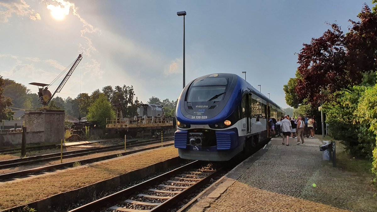 Auf der RB54 des VBB war am 09. August 632 029 der NEB eingesetzt, um die Fahrgäste von Berlin oder Löwenberg nach Rheinsberg (Mark) zu befördern.

Hier steht eben dieser als RB 61196 zur Fahrt nach Berlin Gesundbrunnen bereit. Nachdem er aus vorheriger Fahrt schon Verspätung hatte, baute sich diese wegen hohen Fahrgastandrangs in Rheinsberg weiter auf.
Bei der Aufnahme lugte nach einem heftigen Geitter mit Regen die Sonne wieder raus.
Im Hintergrund sind Exponate des lokalen Bahn-Museums zu sehen.

Besonderheit an diesem Bahnhof: Früher gab es eine Hubbühne für Mobilitätseingeschränkte. Nach einem Diebstahl wurde partiell der Bahnsteig erhöht, so dass der Triebzug passend halten muss bei dem Mehrzweckabteil.


(Handy-Aufnahme)
Rheinbserg, der 09.08.2020