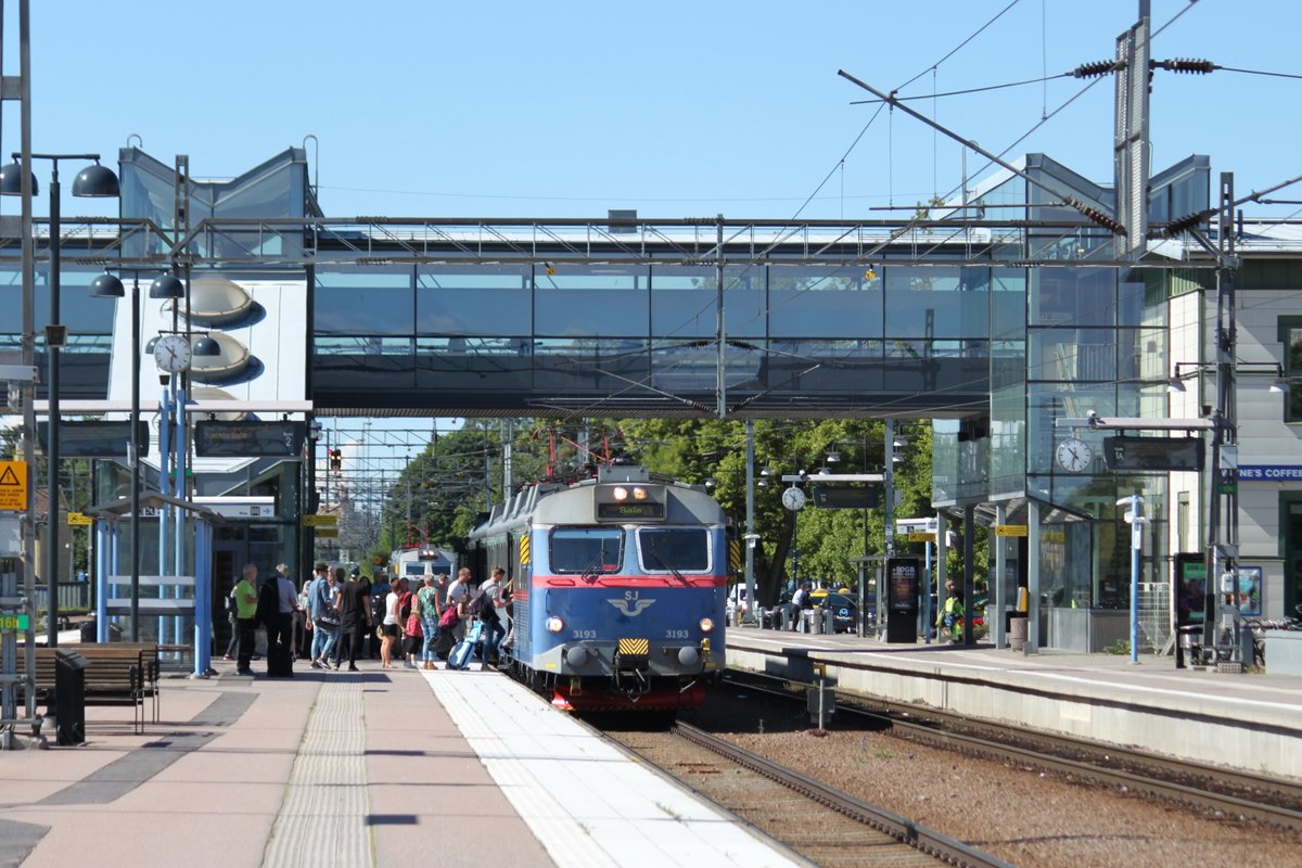 Auf der RE Linie nach Sala werden neben modernen Triebwagen der Reihe X52 auch die ältere Generation der reihe X12 eingesetzt. Der Triebwagen 3193, hier in Västerås, trägt sogar noch die Ursprungslackierung. Aufnahmedatum: 14.07.2017