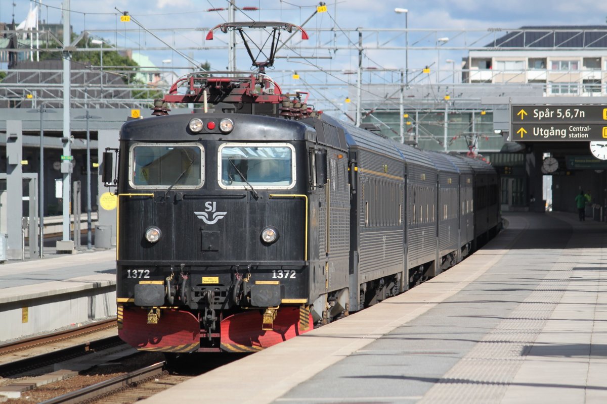 Auf der RE-Linie von Uppsala nach Stockholm werden normalerweise die modernen Doppelstocktriebwagen der Reihe X40 eingesetzt. Manche Leistungen wie der RE821 nach Stockholm werden aber noch mit Wagenzügen bedient. Aufnahmedatum: 13.07.2017