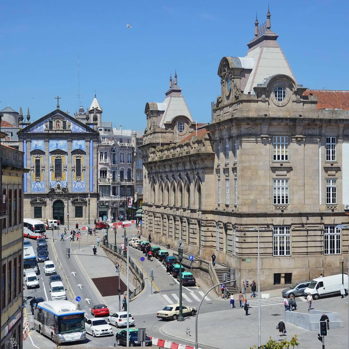 Auf der rechten Seite ist das Hauptportal des Bahnhofes São Bento in Porto zu sehen. (Mai 2013)