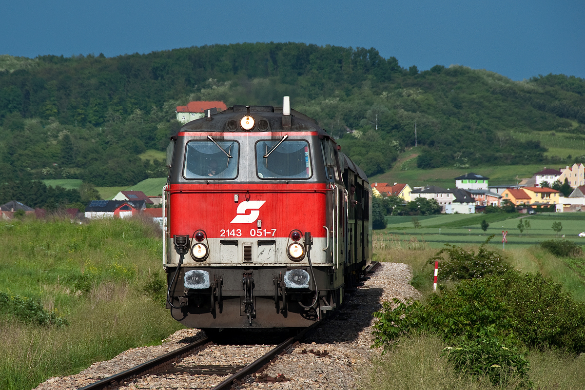 Auf Regen folgt Sonnenschein: 2143 051 ist mit dem Nostalgie Express  Leiser Berge  nach einem heftigen Gewitterregen kurz nach Stetten in Richtung Korneuburg unterwegs. Die Aufnahme entstand am 24.05.2014.