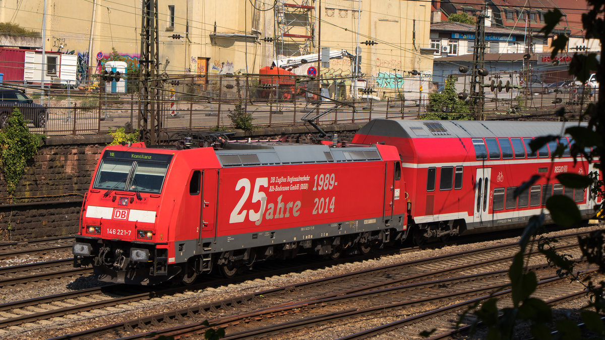 Auf der Rheintal- und Schwarzwaldbahn trifft man viele Werbeloks. So gesehen 146 221-7 mit dem RE nach Konstanz. Aufgenommen am 25. Juli 2018 in Offenburg. 