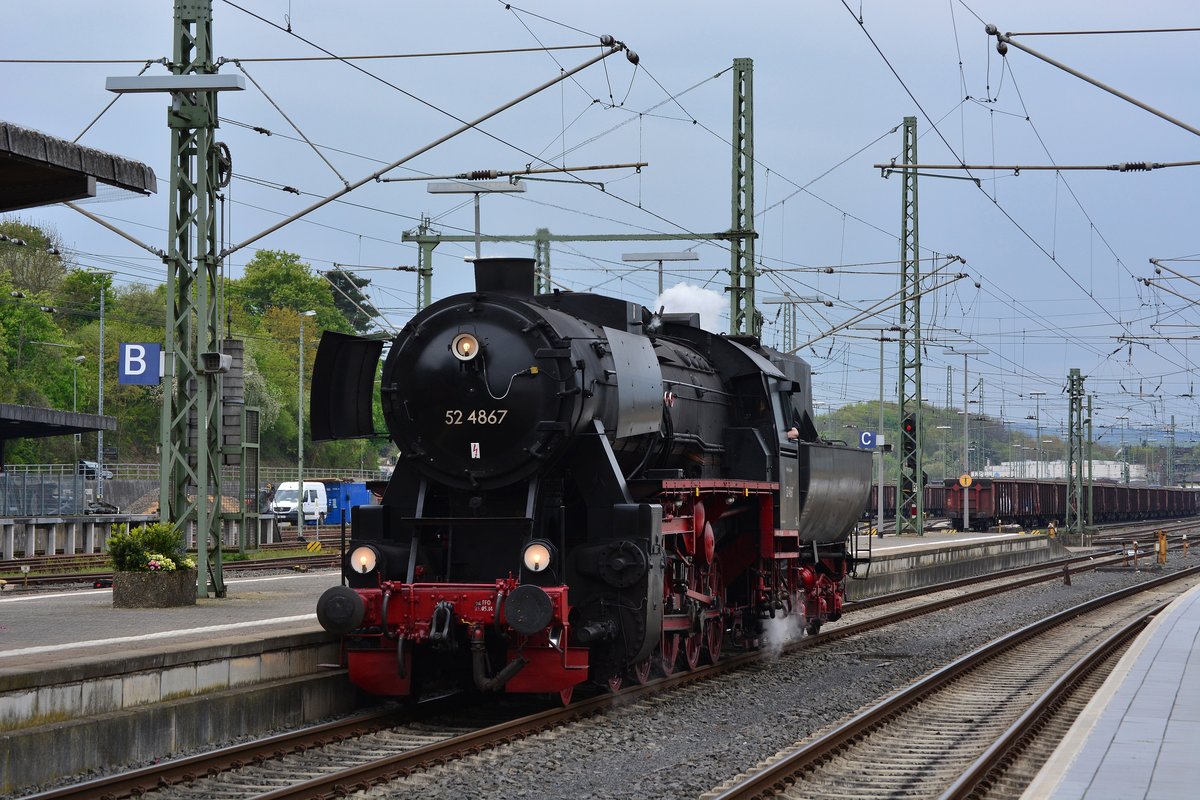 Auf Richtung Hanau hieß es für die 52 4867 nachdem sie ihren Sonderzug nach Limburg brachte. Hier rollt sie Lz auf ein Hp0 zeigendes Signal zu. Beim Halt zog die 52 4867 viele Blicke auf sich. 

Limburg 22.04.2017