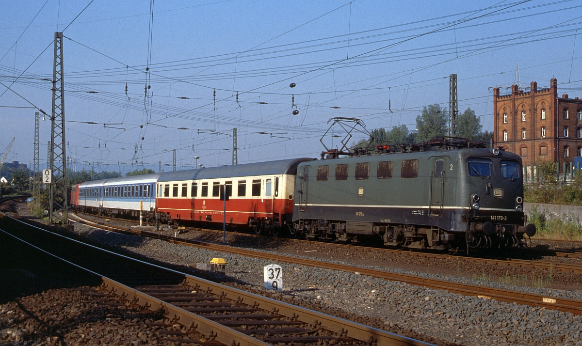 Auf der Rückfahrt des Zuges war 141 179 die Zuglok (Wiesbaden-Ost, Mai 1992).