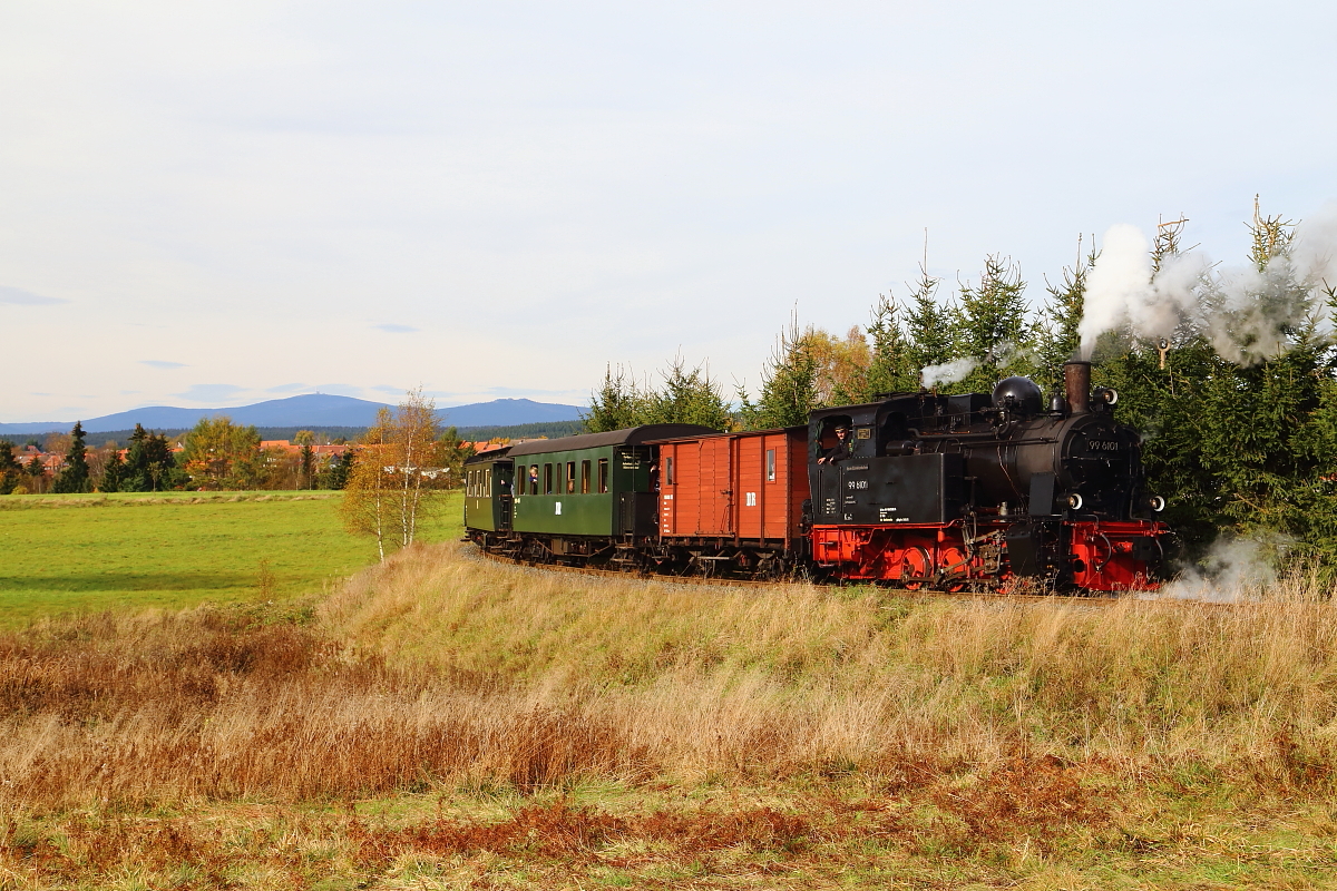 Auf der Rückfahrt von Hasselfelde nach Quedlinburg, setzt hier 99 6101 am 18.10.2014 ihren IG HSB-Sonderzug, zur Vorbereitung einer Scheinanfahrt, kurz hinter Hasselfelde, ein Stück zurück. (Bild 1)