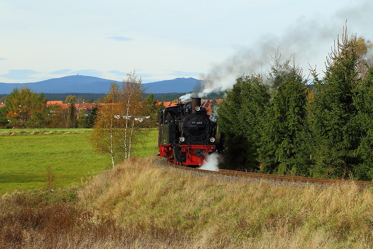 Auf der Rückfahrt von Hasselfelde nach Quedlinburg, setzt hier 99 6101 am 18.10.2014 ihren IG HSB-Sonderzug, zur Vorbereitung einer Scheinanfahrt, kurz hinter Hasselfelde, ein Stück zurück. (Bild 2)