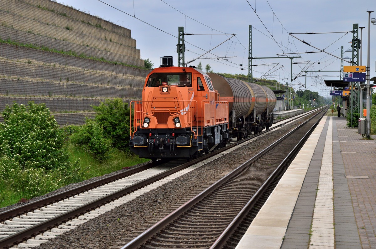 Auf der Rückfahrt kommt die 261 302-4 mit eine Kesselwagenzug durch Allerheiligen gen Nievenheim gefahren. 29.5.2015
