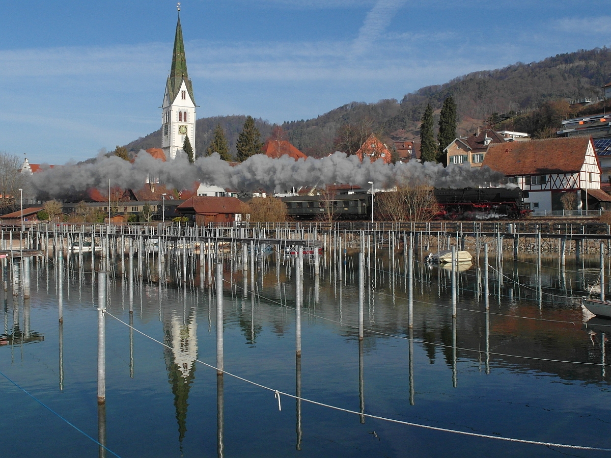 Auf der Rckfahrt von einer Mehrtagesfahrt ber den Gotthard an den Lago Maggiore passiert 012 066-7 mit dem Sonderzug am 08.03.2015 Sipplingen.