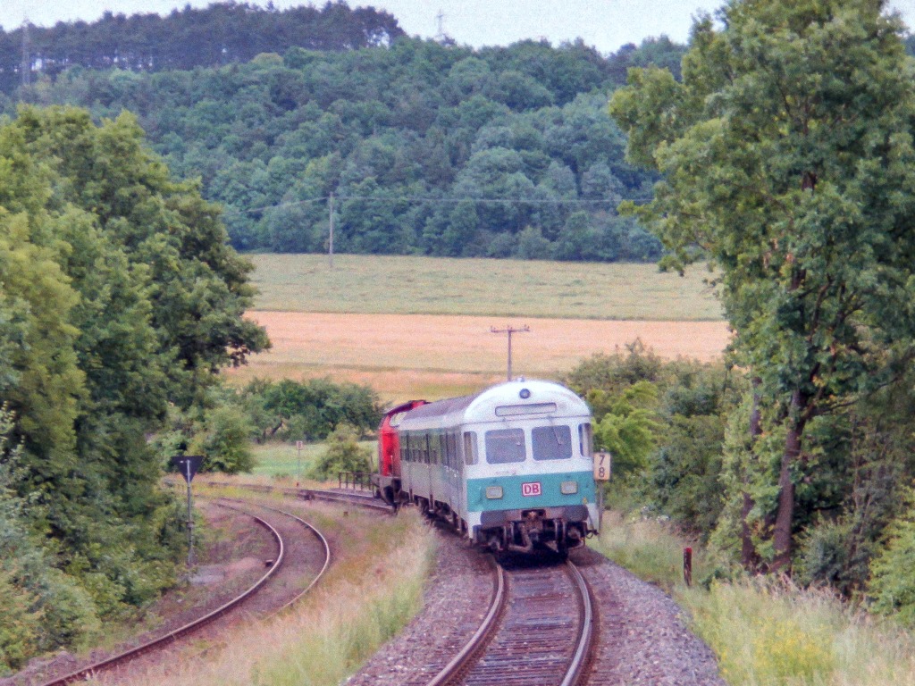 Auf der Rückfahrt nach Schweinfurt kam die Bn-Garnitur „Steuerwagen voraus“ am Strecken- km 7,8 vorbei. Links das Gleis nach Hammelburg. (19.6.01)