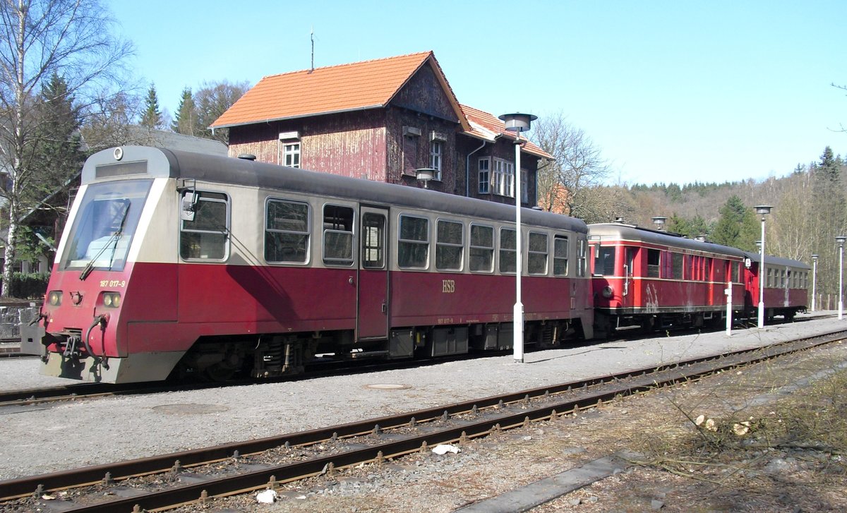 Auf der Rückfahrt ohne Gäste fuhren wir mit dem 187 017 als Vorspann bis Alexisbad. Dort verblieb mein Gespann, um Plandienste zu verrichten, während mich der Halberstädter sicher nach Nordhausen brachte.
Leider war das der letzte Einsatz des 187 025, bei dem ich mitfahren konnte.Da die Sprechanlage sich im ehemaligen Dienst/Gepäckabteil befand, die Türen zum Maschinenraum offen standen, war das auf die Fahrtdauer schon recht anspruchsvoll. 
Leider ist dieses Fahrzeug schon etliche Jahre abgestellt, obwohl er ähnlich den Loks 99.59 belastet werden dürfte und über einen Heizkessel für die mitgeführten Wagen verfügt.