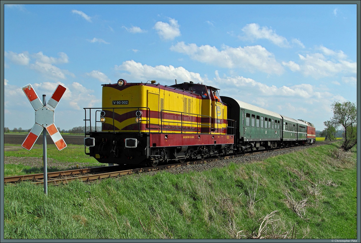 Auf der Rückfahrt von Schneidlingen nach Egeln zieht V 90 002 der AVG den Pendlerzug 9009 durch die Felder, während 119 158-4 am Zugschluss mitläuft. (02.05.2015)