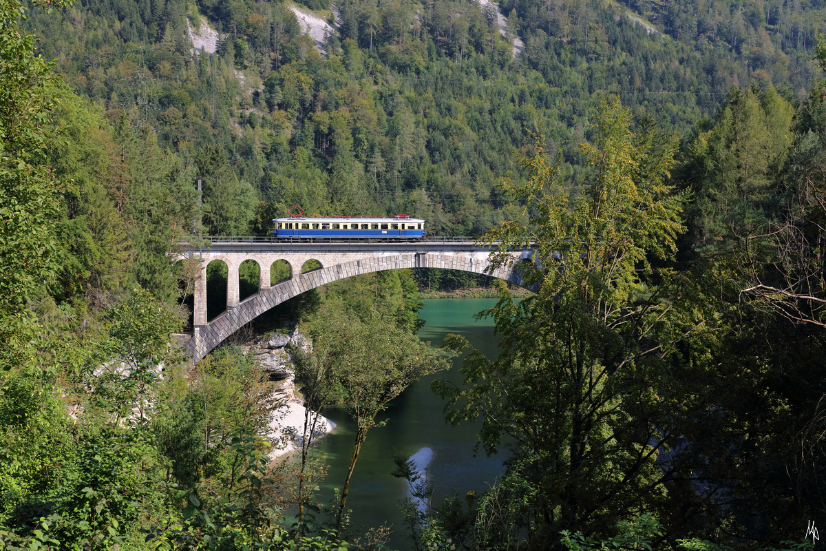 Auf der Rückfahrt von einer Sonderveranstaltung in Ampflwang passiert der Triebwagen 4042.02 die Brücke über die Steyrling. (20.09.2020)